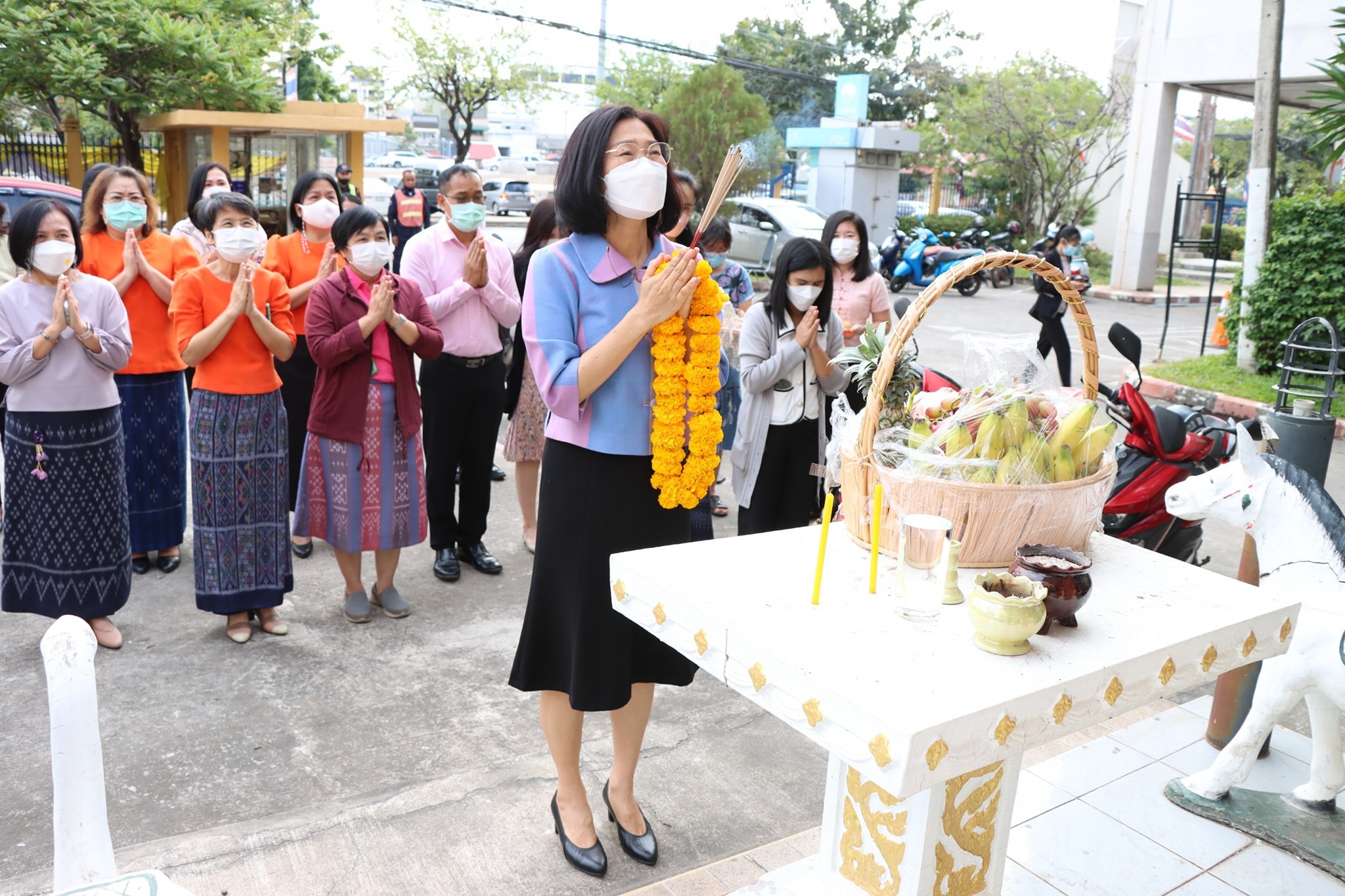 นางสาวลักขณา ต่อพล สรรพากรพื้นที่อุดรธานี พร้อมด้วยคณะผู้บริหารและเจ้าหน้าที่ ร่วมสักการะสิ่งศักดิ์สิทธิ์ประจำสำนักงาน เนื่องในโอกาสวันขึ้นปีใหม่ ๒๕๖๖