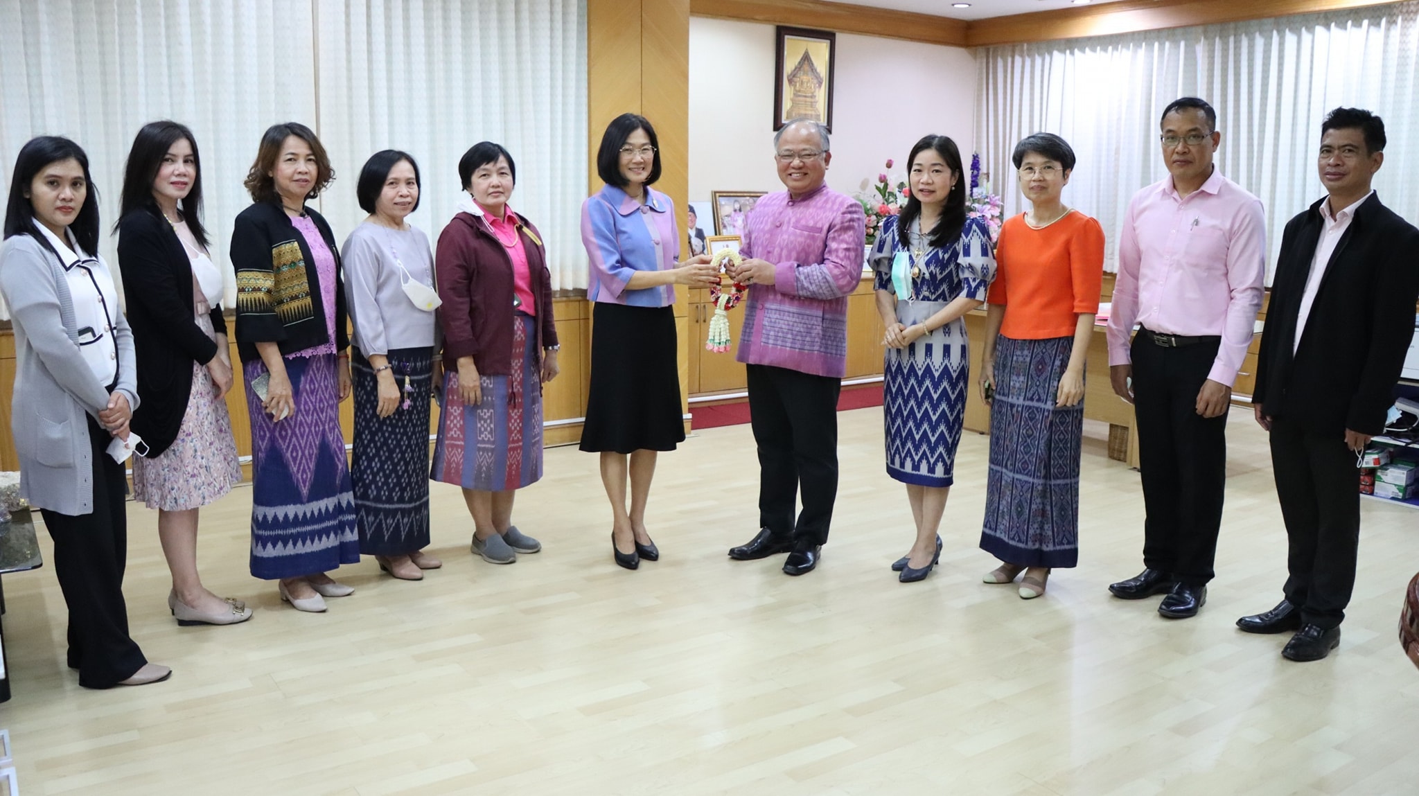 นางสาวลักขณา ต่อพล สรรพากรพื้นที่อุดรธานี พร้อมด้วยคณะผู้บริหารและเจ้าหน้าที่ เข้าอวยพรนายอาทร ศรีเชียงสา สรรพากรภาค 10 เนื่องในโอกาสวันขึ้นปีใหม่ ๒๕๖๖