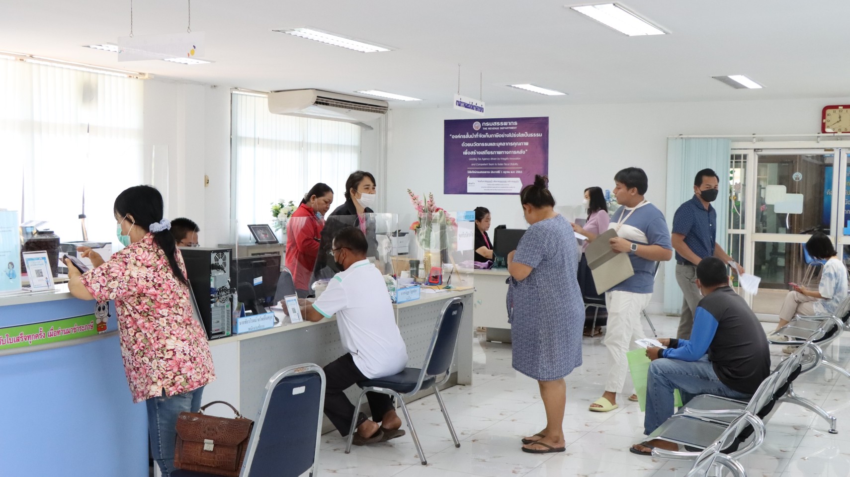 สรรพากรพื้นที่อุดรธานีตรวจเยี่ยมและให้กำลังใจแก่เจ้าหน้าที่ผู้ปฏิบัติงานการให้บริการแก่ประชาชนผู้เสียภาษีในช่วงระยะเวลาของการยื่นแบบแสดงรายการภาษีเงินได้บุคคลธรรมดา ประจำปีภาษี 2565