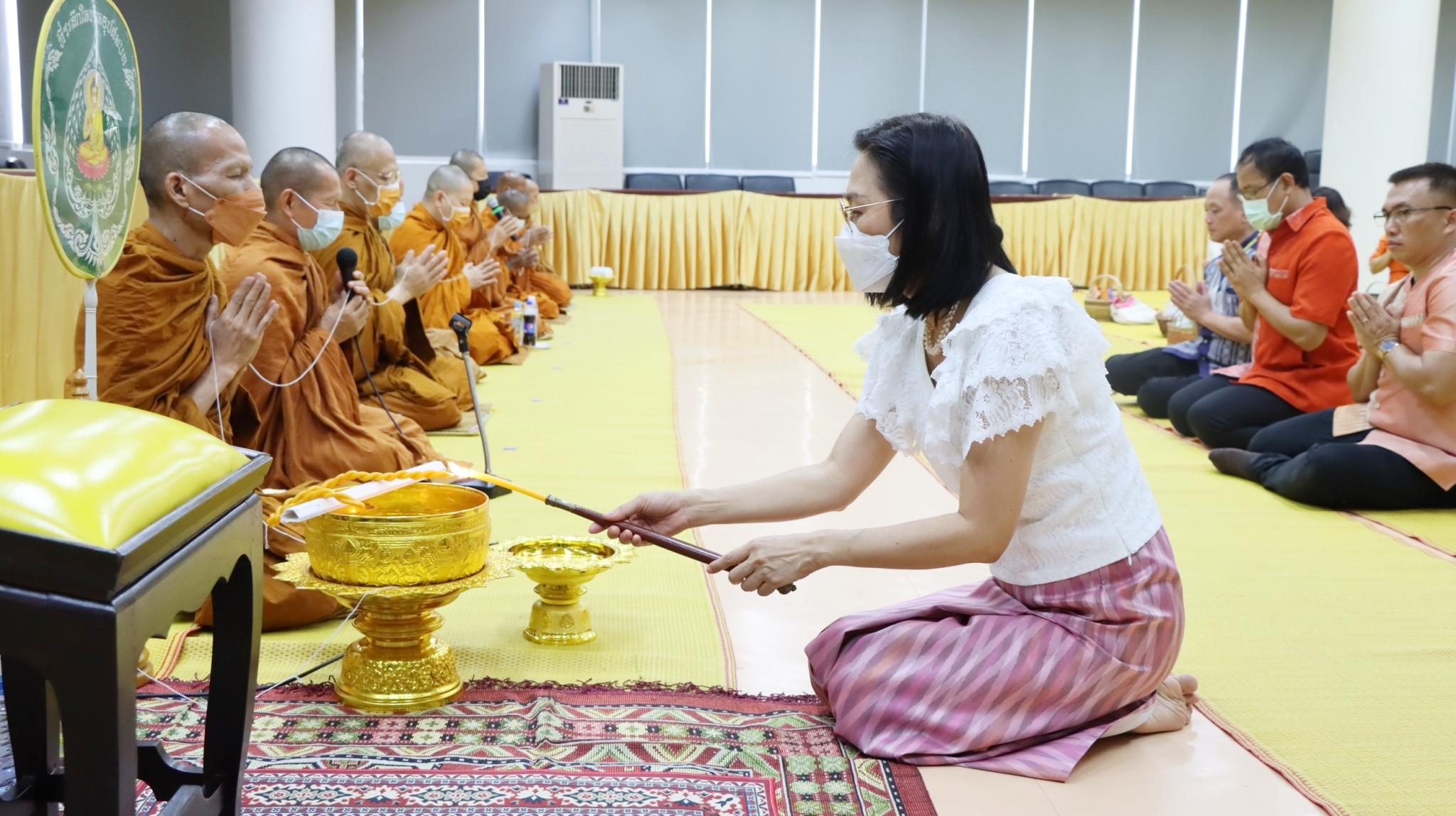 สรรพากรพื้นที่อุดรธานี พร้อมด้วยคณะผู้บริหารและคณะเจ้าหน้าที่ร่วมสักการะสิ่งศักดิ์สิทธิ์ประจำหน่วยงาน ทำบุญตักบาตรถวายภัตตาหารปิ่นโตแก่พระสงฆ์ 9 รูป และสรงน้ำพระพุทธรูปประจำหน่วยงานเนื่องในโอกาสเทศกาลวันสงกรานต์