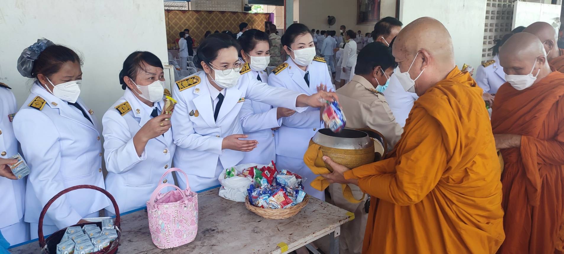 สำนักงานสรรพากรพื้นที่สาขาในสังกัดสำนักงานสรรพากรพื้นที่อุดรธานี ร่วมกิจกรรมทำบุญตักบาตร ถวายพานพุ่มเงินพุ่มทองเฉลิมพระเกียรติสมเด็จพระนางเจ้าฯ พระบรมราชินี เนื่องในโอกาสวันเฉลิมพระชนมพรรษา 3 มิถุนายน 2566 ณ บริเวณจัดกิจกรรมของแต่ละอำเภอ