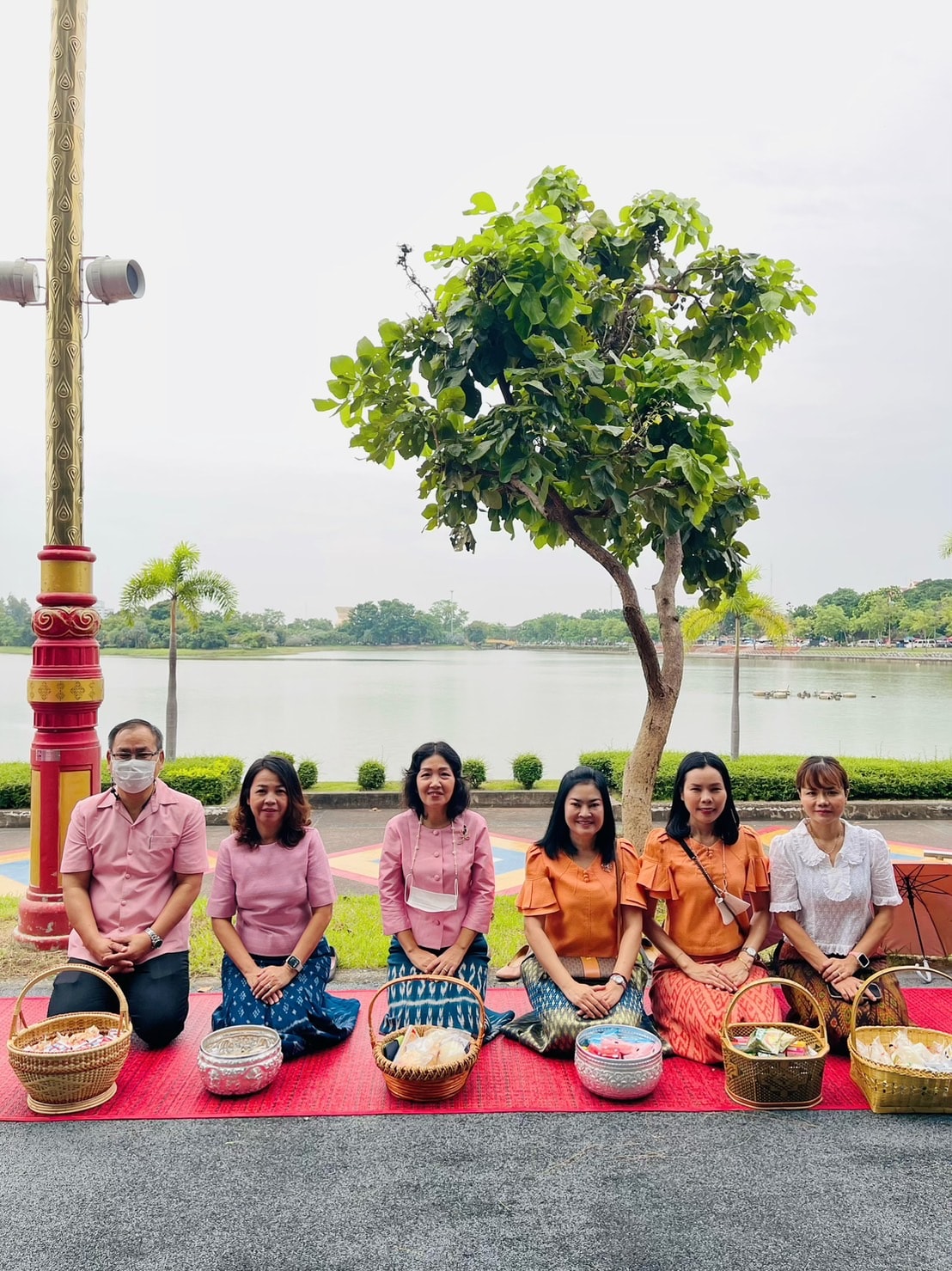 นางสาวลักขณา ต่อพล สรรพากรพื้นที่อุดรธานี มอบหมายให้คณะเจ้าหน้าที่ทีมกำกับดูแลผู้เสียภาษี นต.01 ร่วมใส่บาตรพระภิกษุเพื่อถวายเป็นพระราชกุศล