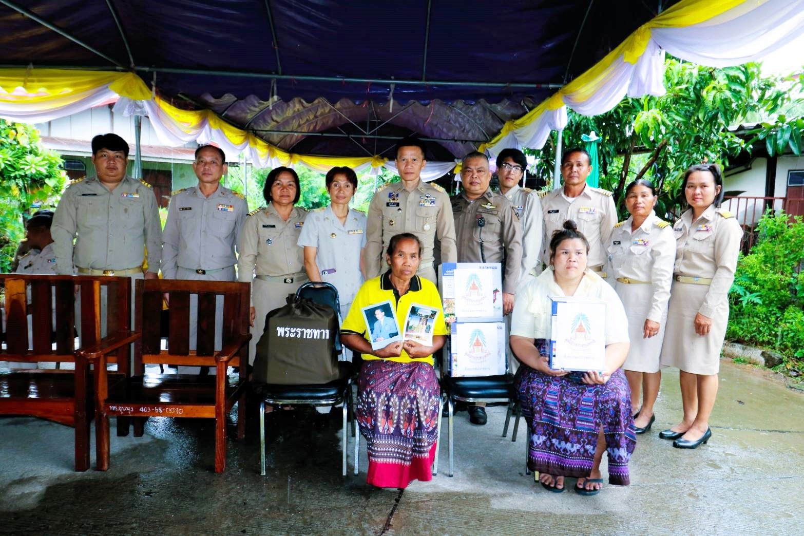 นายธีระชัย ยะไวทย์ รักษาการหัวหน้าสำนักงานสรรพากรพื้นที่สาขาหนองวัวซอ ร่วมเชิญถุงยังชีพพระราชทานจากมูลนิธิราชประชานุเคราะห์ ในพระบรมราชูปถัมภ์