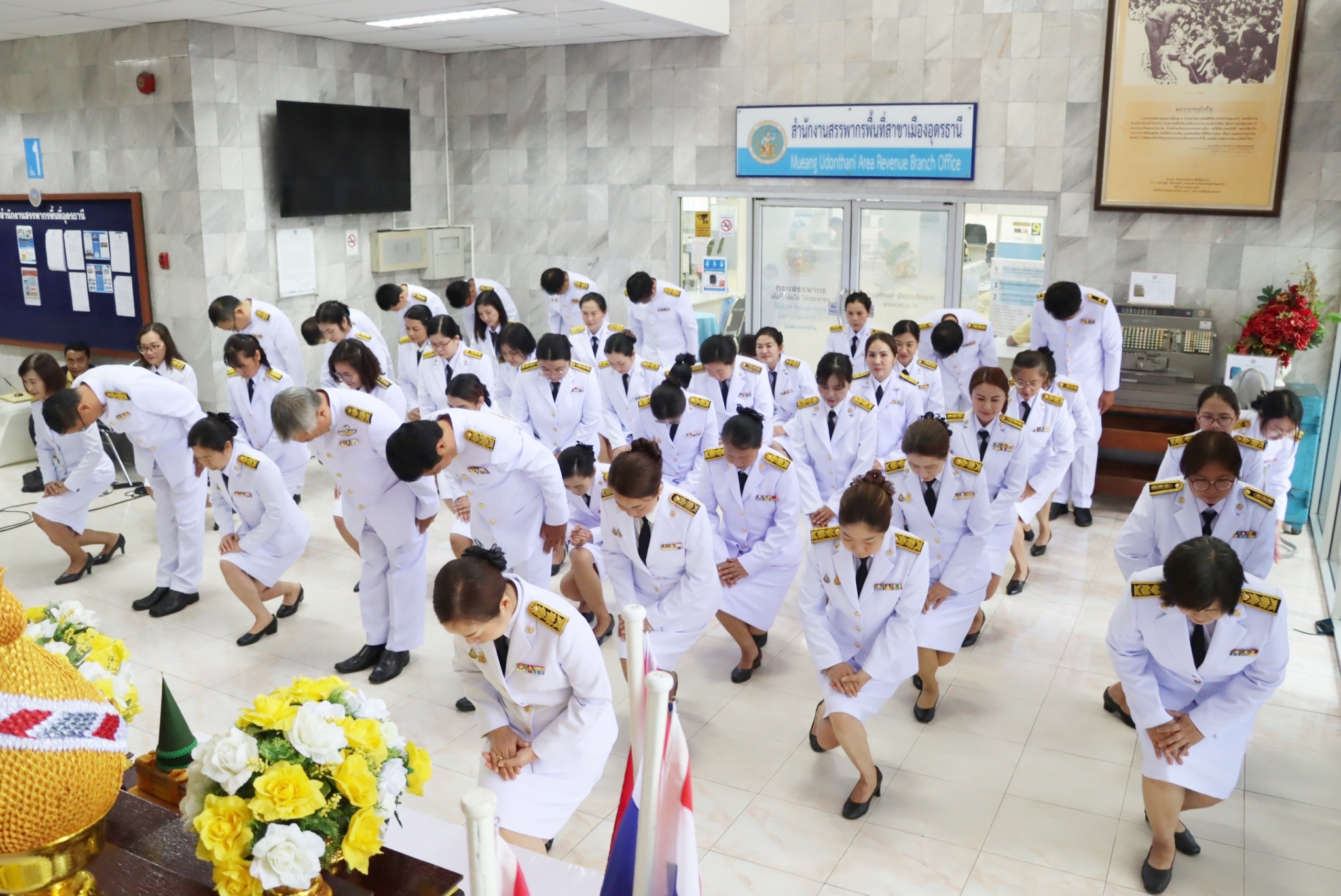 นางสาวอรุณีย์ วิศิษฎ์ชัยนนท์ สรรพากรพื้นที่อุดรธานี พร้อมด้วยคณะผู้บริหารและเจ้าหน้าที่ในสังกัด ร่วมพิธีลงนามถวายพระพรชัยมงคล และพิธีถวายสัตย์ปฏิญาณเพื่อเป็นข้าราชการที่ดีและพลังของแผ่นดิน ประจำปี พ.ศ. 2567