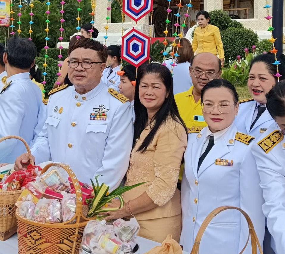 สรรพากรพื้นที่หนองบัวลำภู พร้อมด้วยข้าราชการในสังกัด เข้าร่วมพิธีทำบุญตักบาตรถวายพระราชกุศล พิธีถวายสัตย์ปฏิญาณ เพื่อเป็นข้าราชการที่ดีและพลังของแผ่นดิน เนื่องในโอกาสวันเฉลิมพระชนมพรรษาพระบาทสมเด็จพระเจ้าอยู่หัว