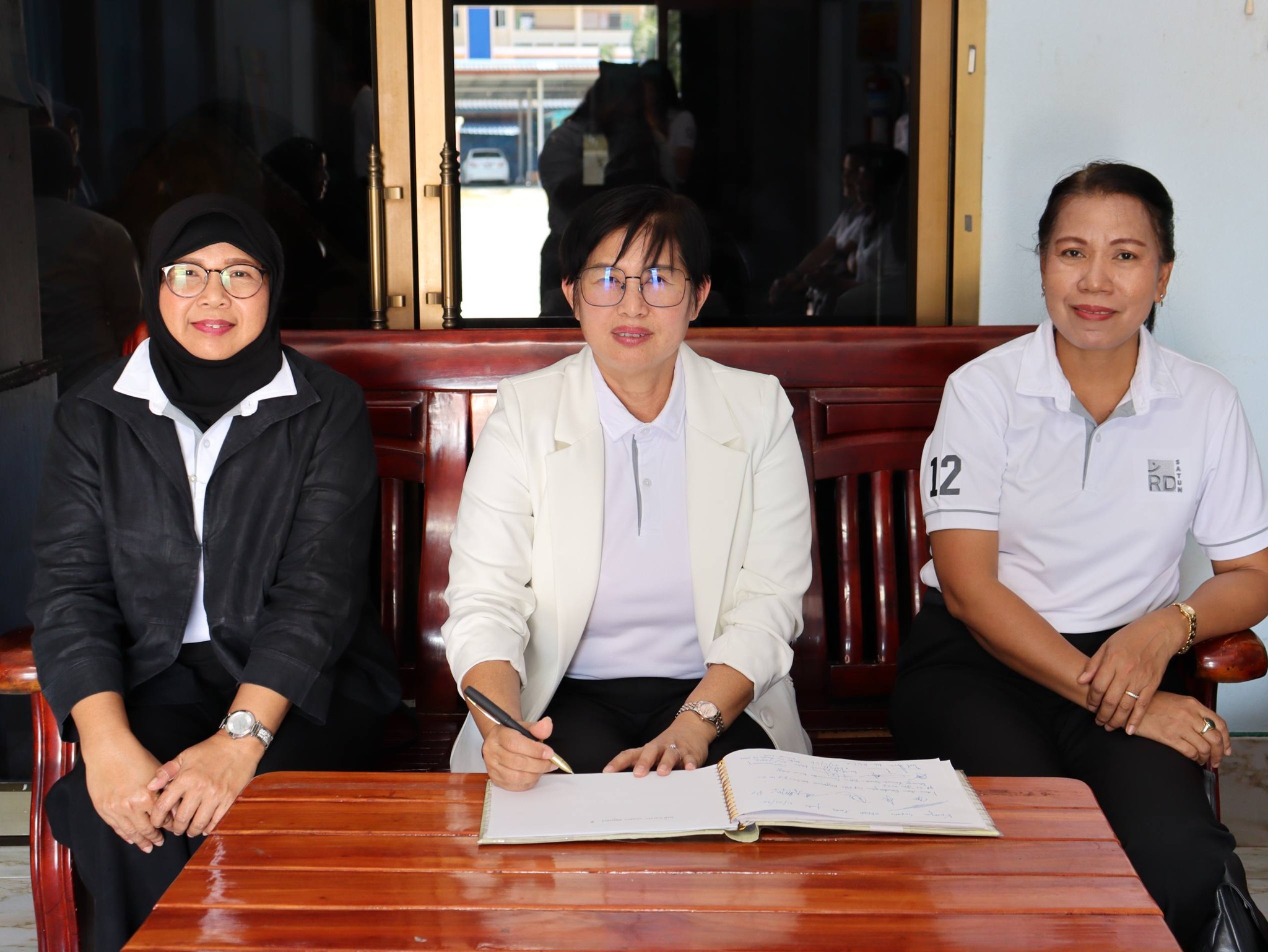  ร่วมมอบสิ่งของ ตามโครงการทำบุญบริจาคสิ่งของอุปโภคบริโภคให้แก่สถานสงเคราะห์เด็กกำพร้า ณ สถานสงเคราะห์เด็กกำพร้าบ้านเอมิเรตส์สตูล